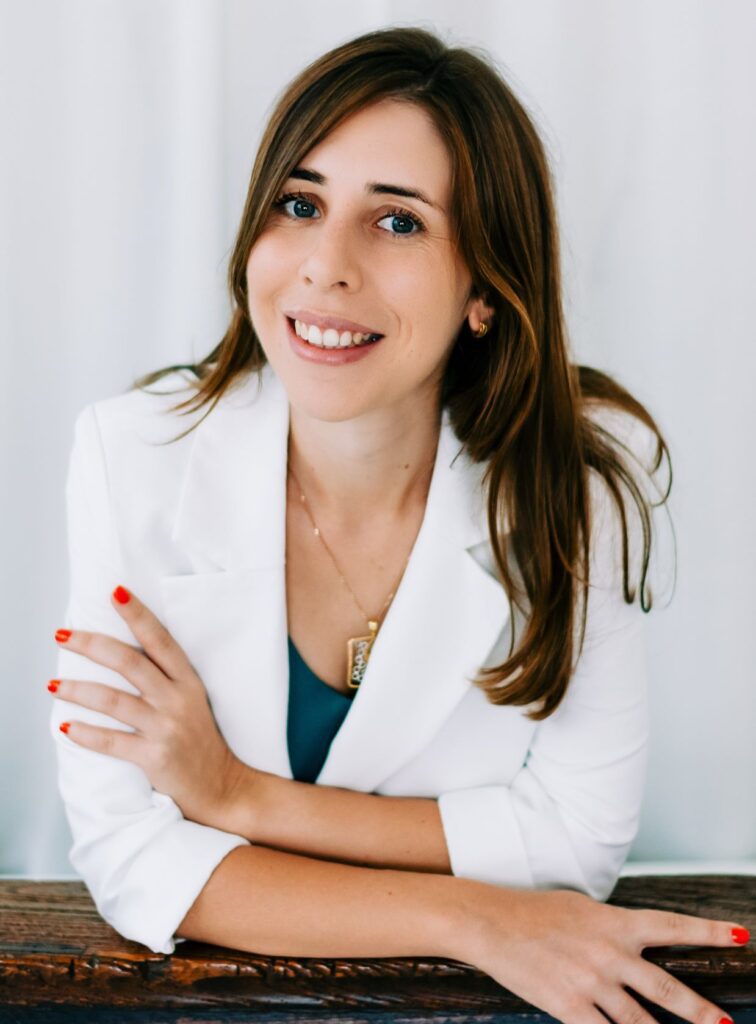 Claudia Guerreiro is the driving force behind the Conscious Marketing Movement, reshaping the narrative in a world overloaded with manipulative marketing tactics.